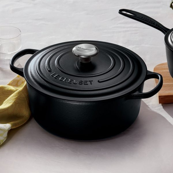 Le Creuset Signature Cast Iron 7.25-quart Licorice Round Dutch Oven - Image 2