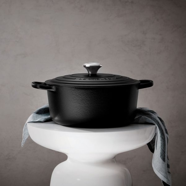 Le Creuset Signature Cast Iron 7.25-quart Licorice Round Dutch Oven - Image 6