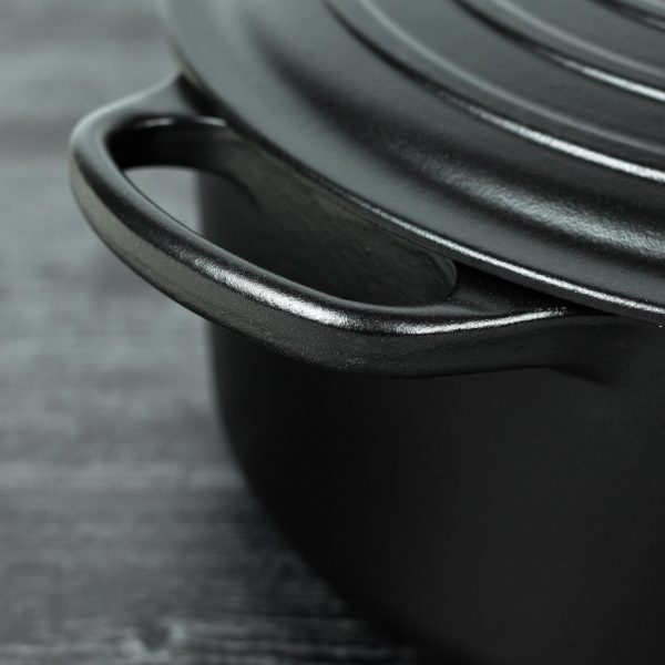 Le Creuset Signature Cast Iron 7.25-quart Licorice Round Dutch Oven - Image 4