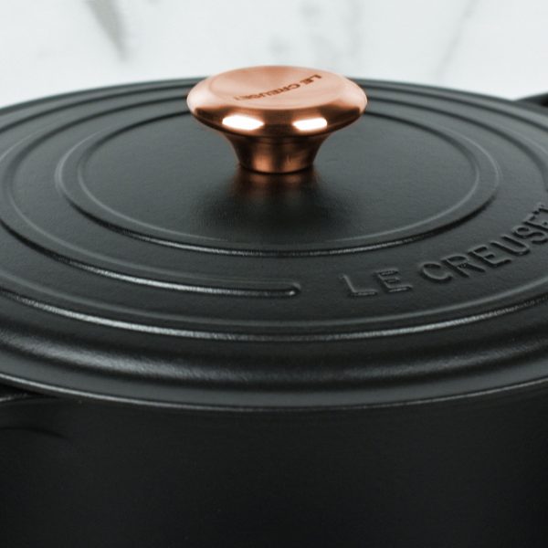 Le Creuset Signature Cast Iron 8-quart Licorice Oval Dutch Oven with Copper Knob - Image 4