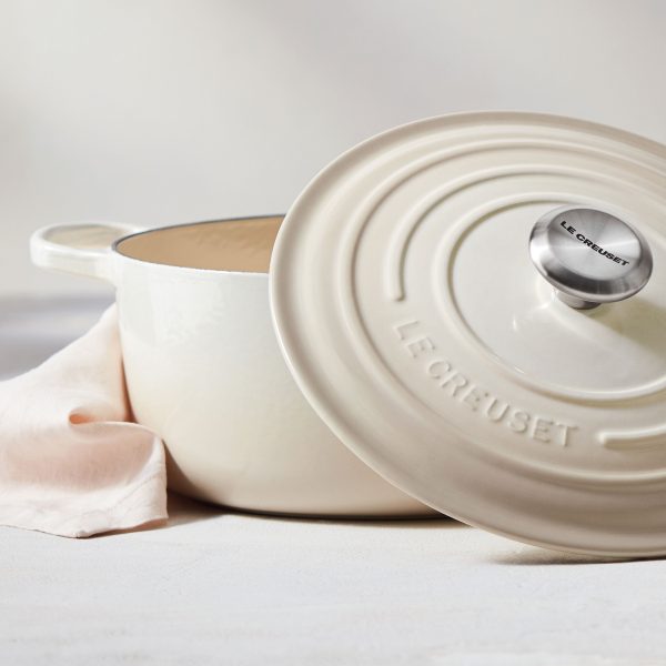 Le Creuset Signature Cast Iron 3.5-quart Meringue Round Dutch Oven - Image 7
