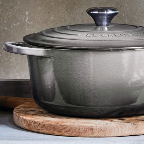 Le Creuset Signature Cast Iron 4.5-quart Oyster Round Dutch Oven - Image 5