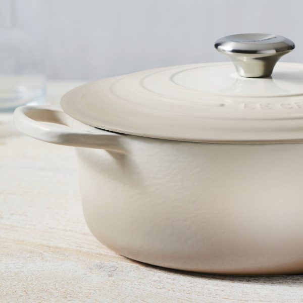 Le Creuset Signature Cast Iron 6.75-quart Meringue Oval Dutch Oven - Image 5