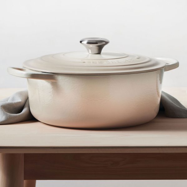 Le Creuset Signature Cast Iron 3.5-quart Meringue Round Dutch Oven - Image 2