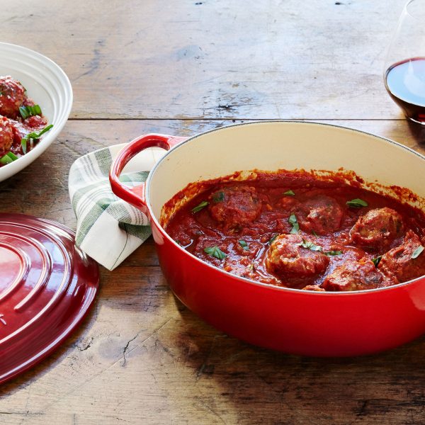 Le Creuset Signature Cast Iron 8-quart Cerise Oval Dutch Oven with Copper Knob - Image 5
