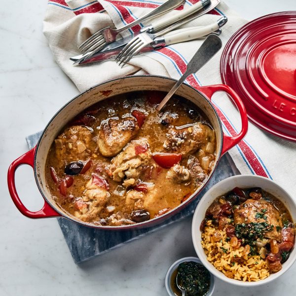 Le Creuset Signature Cast Iron 8-quart Cerise Oval Dutch Oven with Copper Knob - Image 6