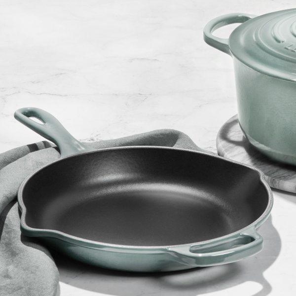 Le Creuset Signature Cast Iron 9" Sea Salt Iron Handle Skillet - Image 7